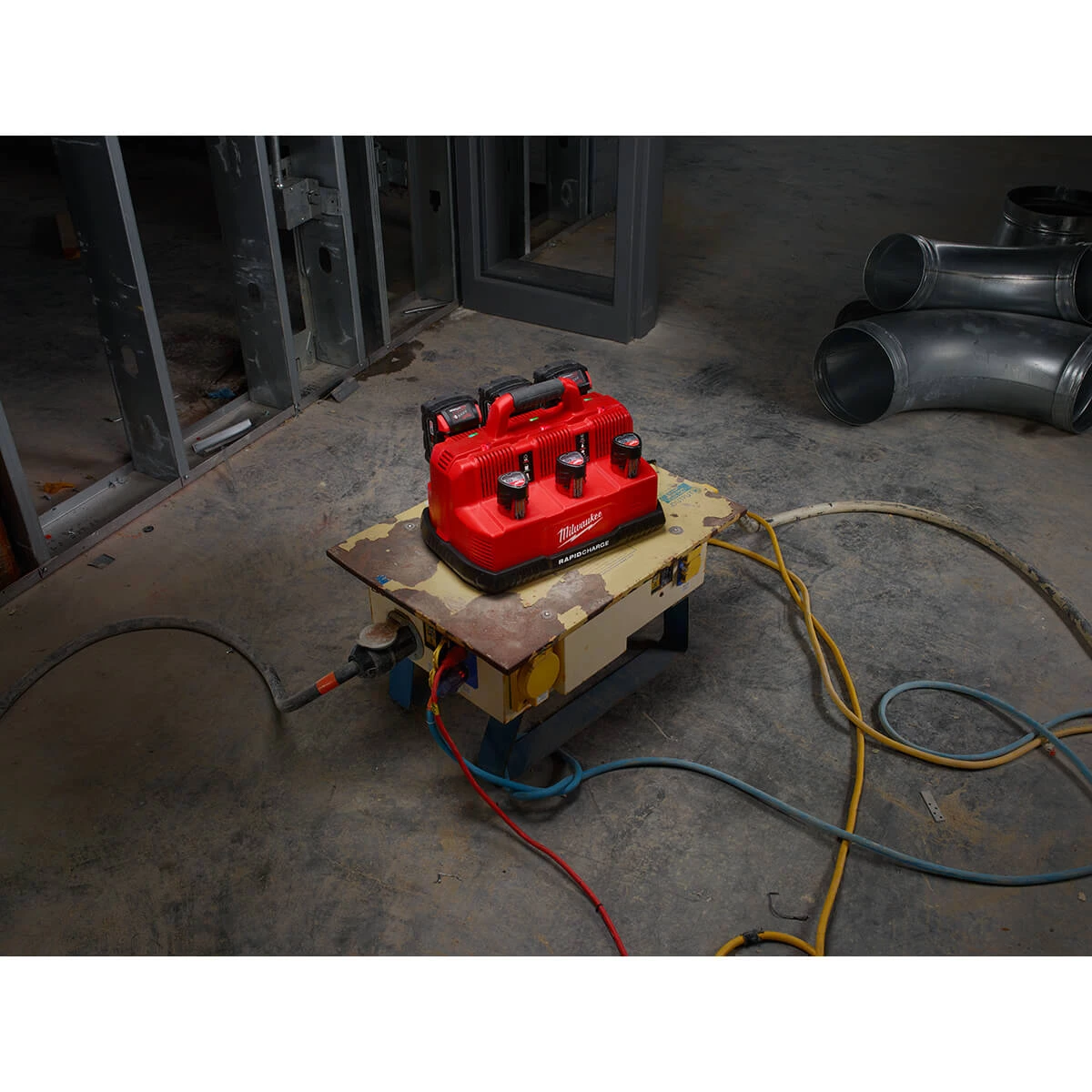 BATTERIES AND CHARGERS Milwaukee 48-59-1807 - M18/M12 Rapid Charge Station 14 BATTERIES AND CHARGERS Milwaukee 48-59-1807 - M18/M12 Rapid Charge Station