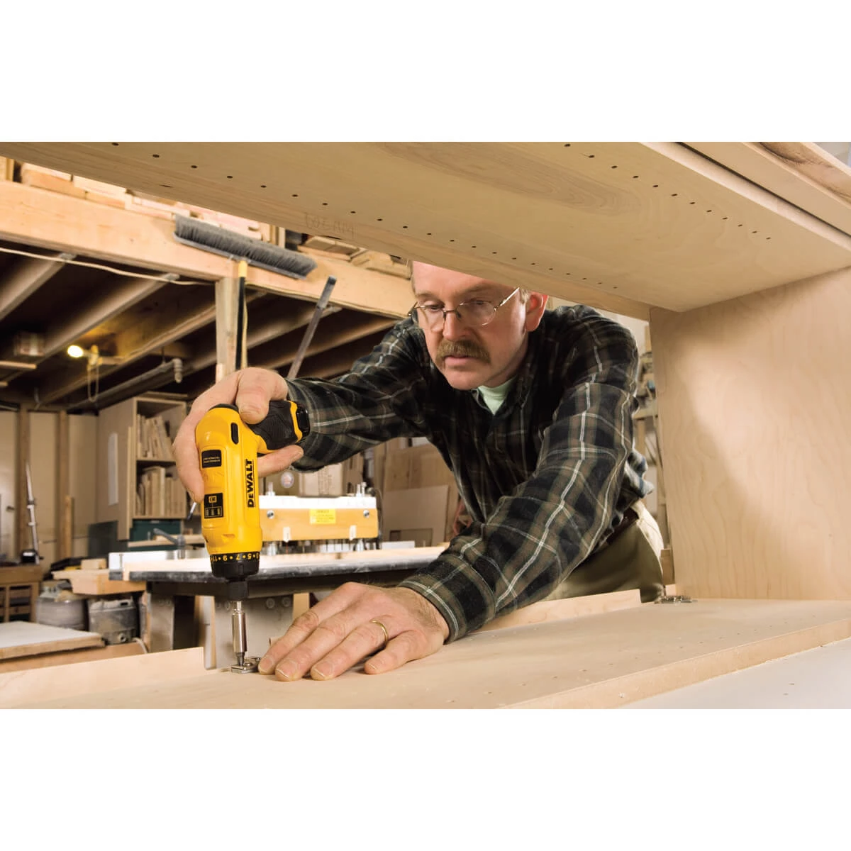 DEWALT DCF680N2 8V Max Gyroscopic Screwdriver 2 Battery Kit 7 DEWALT DCF680N2 8V Max Gyroscopic Screwdriver 2 Battery Kit