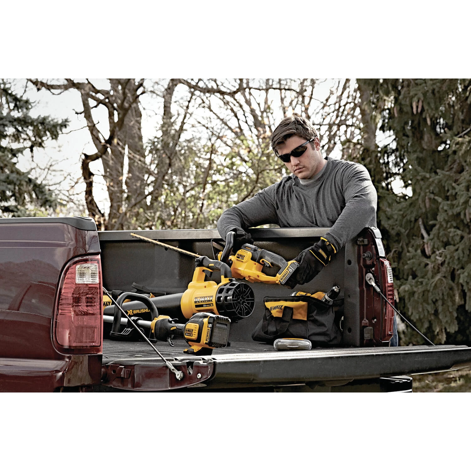 DEWALT DCHT820P1 20 V Max Hedge Trimmer With 5AH Pack OUTDOOR TOOLS 6 DEWALT DCHT820P1 20 V Max Hedge Trimmer With 5AH Pack OUTDOOR TOOLS