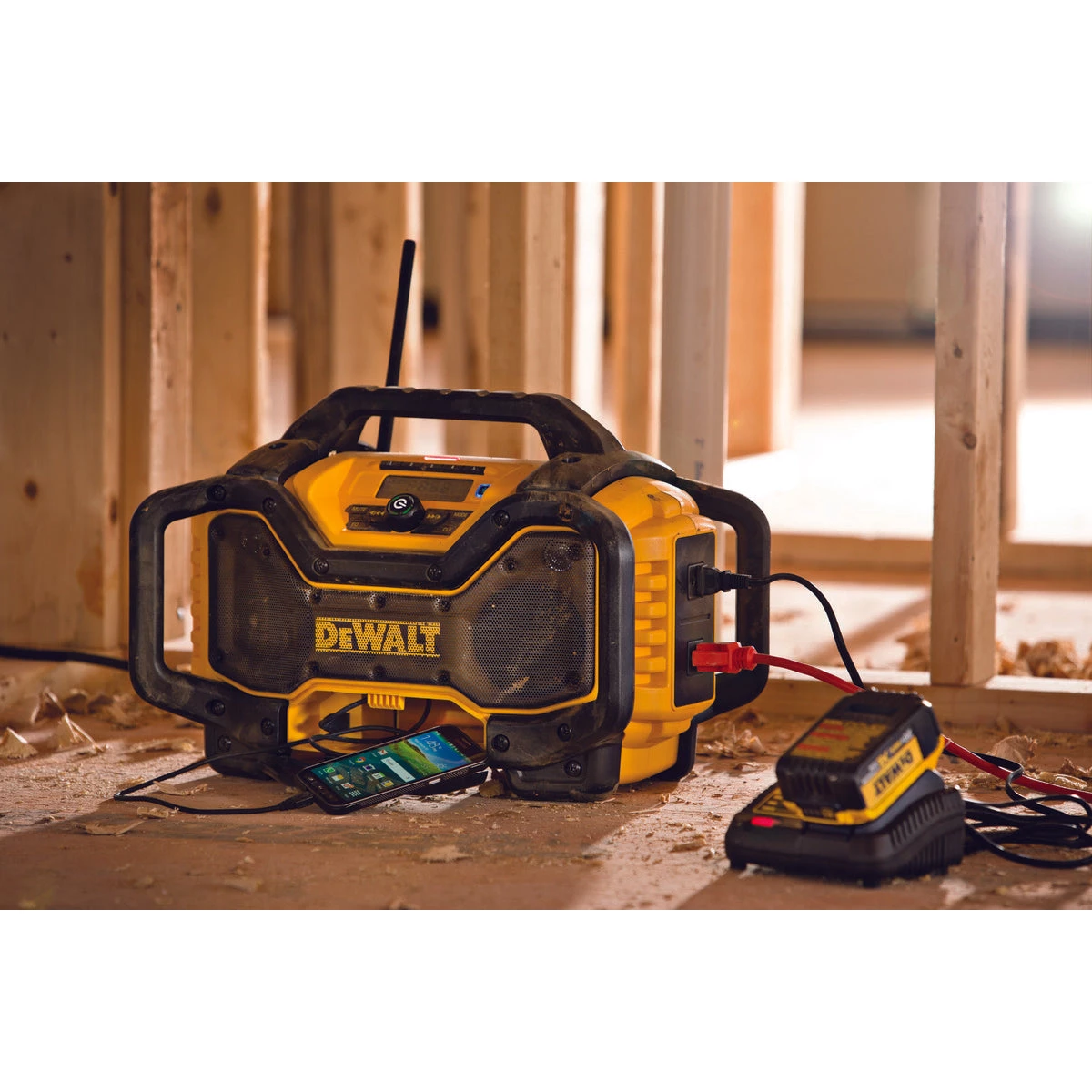 DEWALT DCR025 12V/20V MAX Worksite Charger Radio 5 DEWALT DCR025 12V/20V MAX Worksite Charger Radio