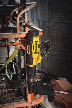 DEWALT DFD270MK - FULLY-AUTOMATIC .27 CALIBER POWDER-ACTUATED TOOL (MAGAZINE AND SINGLE SHOT KIT)