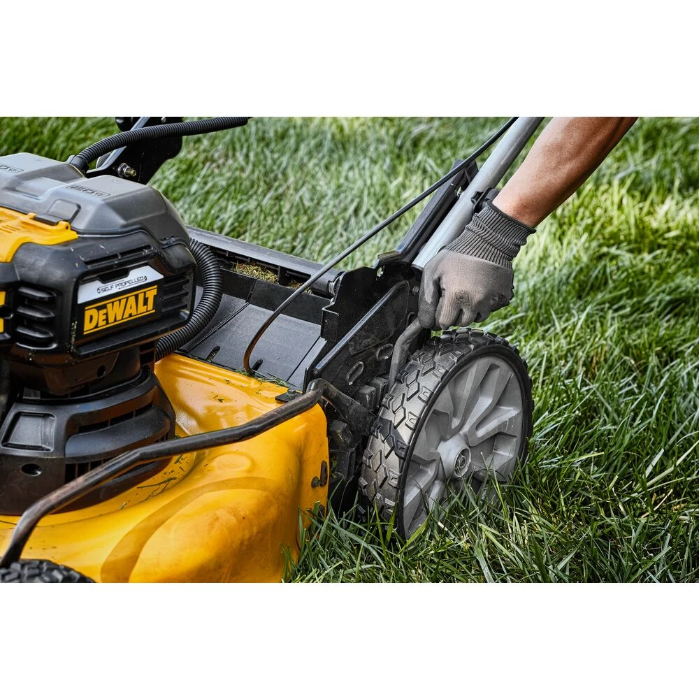 DEWALT DCMWSP255Y2-CA 2X20V MAX* BRUSHLESS CORDLESS 21-1/2 IN. REAR WHEEL DRIVE SELF-PROPELLED MOWER KIT 9 DEWALT DCMWSP255Y2-CA 2X20V MAX* BRUSHLESS CORDLESS 21-1/2 IN. REAR WHEEL DRIVE SELF-PROPELLED MOWER KIT